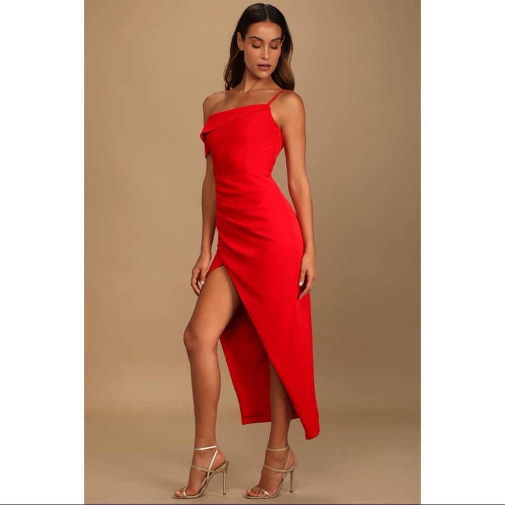 NWOT Lulu’s Showing Off a Little Red Asymmetrical Tulip MIDI Dress Medium